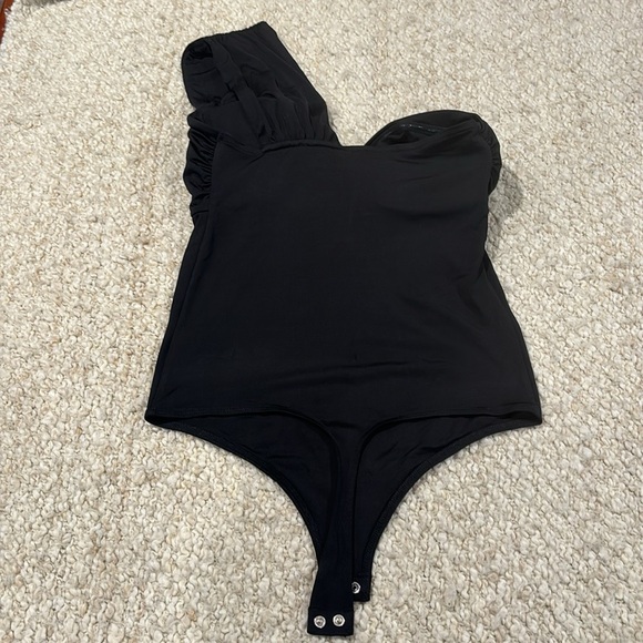 Express Silky One Shoulder Twist Thong Bodysuit With Removable Cups size M black - Picture 4 of 5